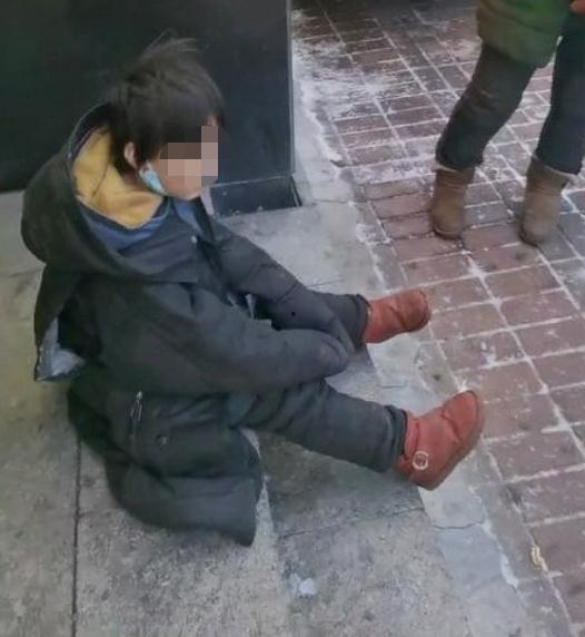 哈尔滨偷拍小孩吃瓜,瓜田下的儿童隐私风波