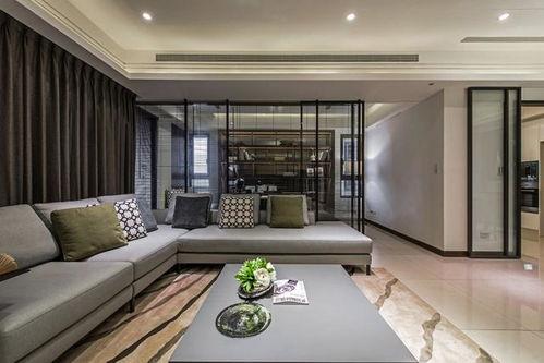 女主坐在客厅吃瓜,女主客厅的悠闲时光