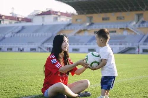 足球球员吃瓜,球员们的趣味生活瞬间