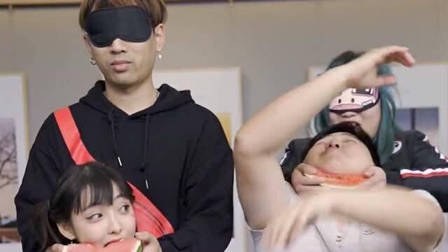 综艺女生比赛吃瓜