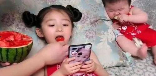 老爸喂女儿吃瓜