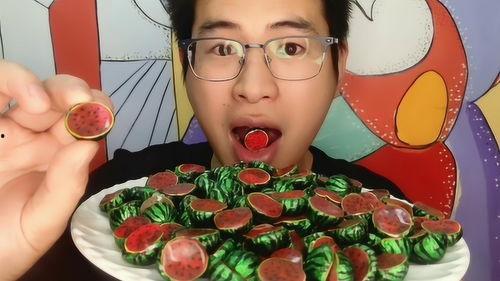 吃瓜吃巧克力的视频