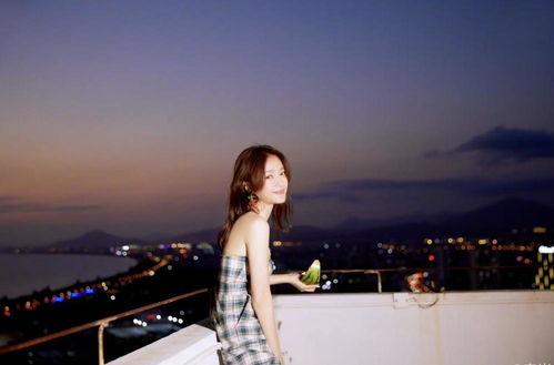 秦岚天台吃瓜大片,美艳动人引发网友热议