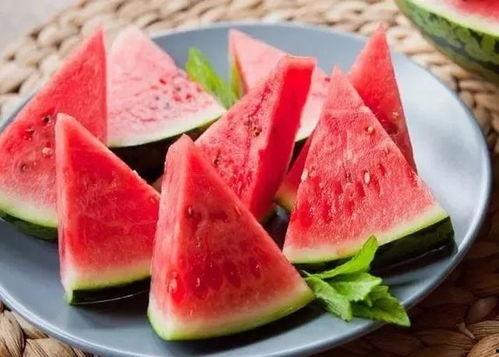 大勺子吃瓜就是香,尽享夏日清凉香