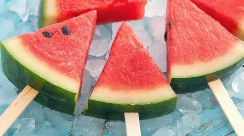 大勺子吃瓜就是香,尽享夏日清凉香