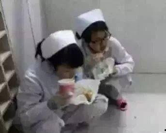 护士值班吃瓜,轻松吃瓜乐享休闲时光