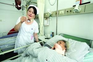 护士值班吃瓜,轻松吃瓜乐享休闲时光