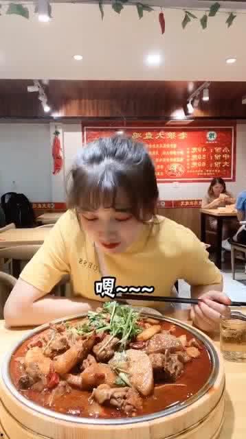 女子相亲吃瓜